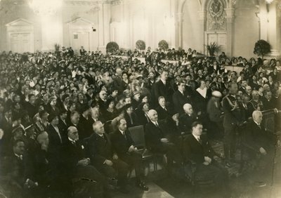 Una plenaria de Związek Pracy Obywatelskiej Kobiet, una organización de mujeres polacas, en Varsovia, 1933. Sentado a la derecha el Presidente de la República, Ignacy Mościcki de Unknown